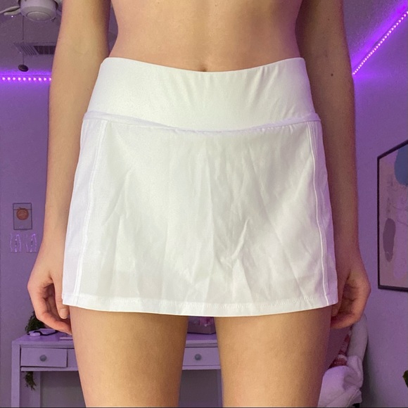 White fabletics tennis skirt - Picture 2 of 4